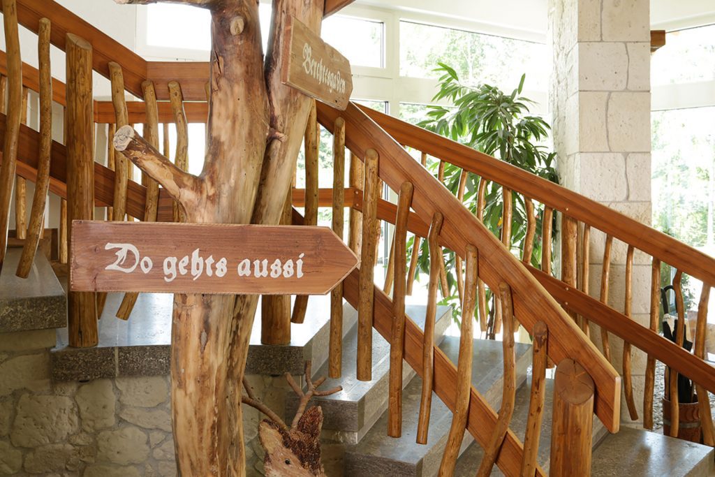 Hotel Alpenhof, Berchtesgaden, Holztreppe Lobby