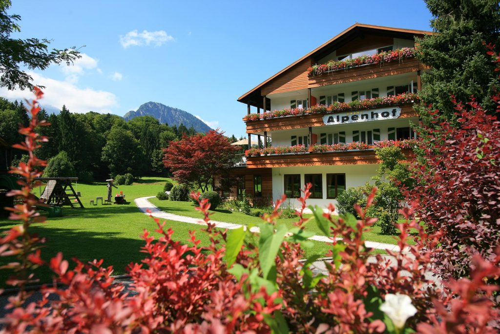 Hotel Alpenhof, Berchtesgaden, Ostseite Sommer mit Spielplatz