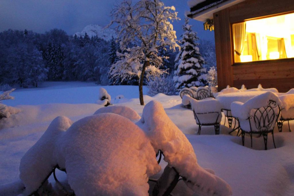 Hotel Alpenhof, Berchtesgaden, Sitzecke im Schnee
