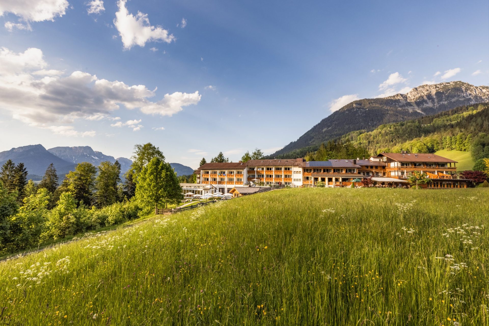Hotel Alpenhof, Berchtesgaden, Gebaeudekomplex Sonnenuntergang