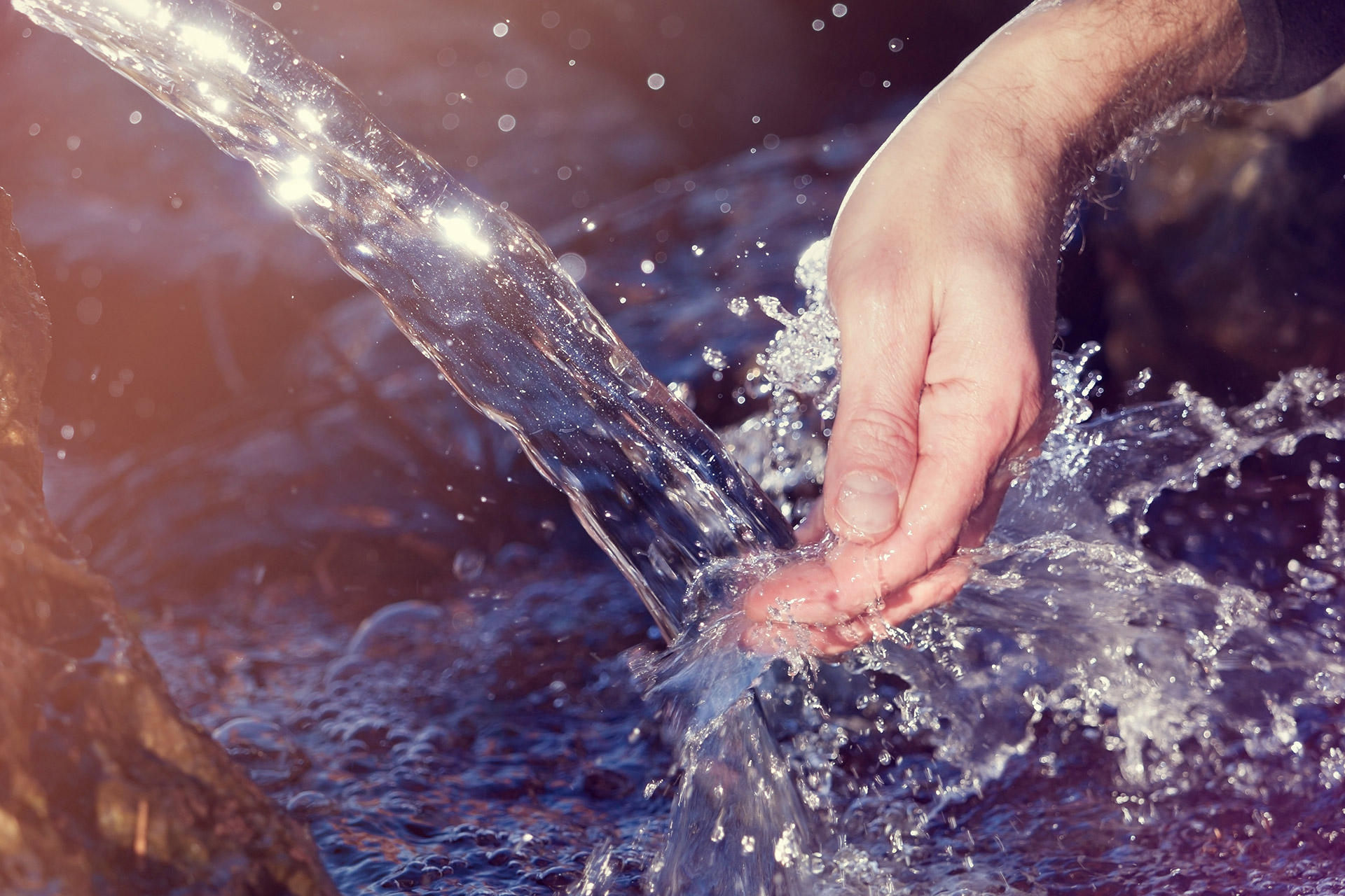 Удовлетворение водой. Источник воды. Вода из источника. Чистая вода.