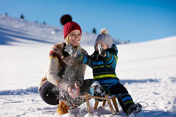 Hotel Alpenhof, Winterzeit, Rodeln, Mama mit Kind