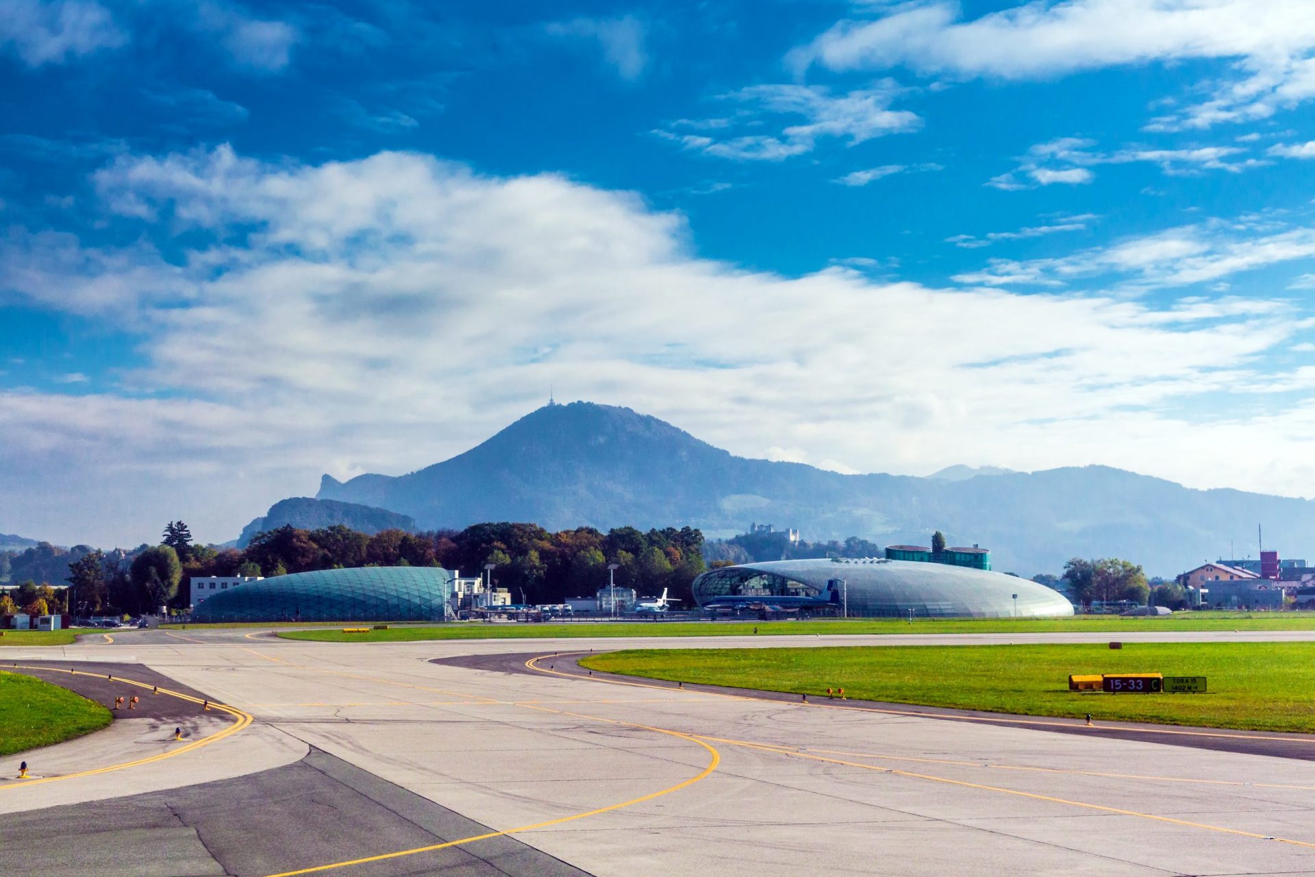 hotel alpenhof berchtesgaden anreise flugzeug salzburg flughafen panorama mccarthys photoworks adobestock 177231008