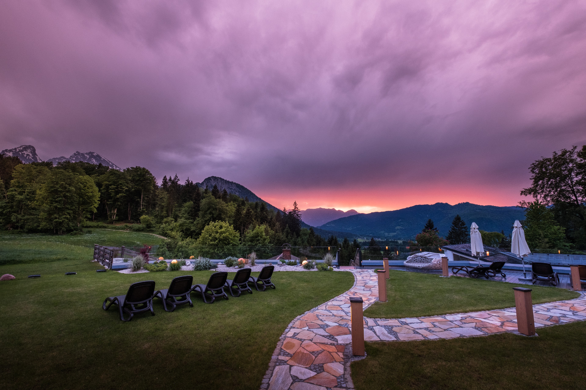 Hotel Alpenhof 14 Hotel Alpenhof Garten_Gewitterstimmung