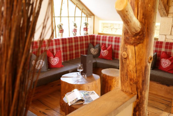 Gallery inside 22 Alm- & Wellnesshotel Alpenhof
Schönau am Königssee
Rezeption Sitzecke