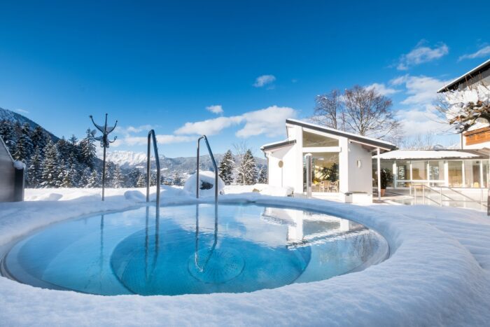 Gallery wellness & SPA 9 hotel alpenhof berchtesgaden whirlpool winter1