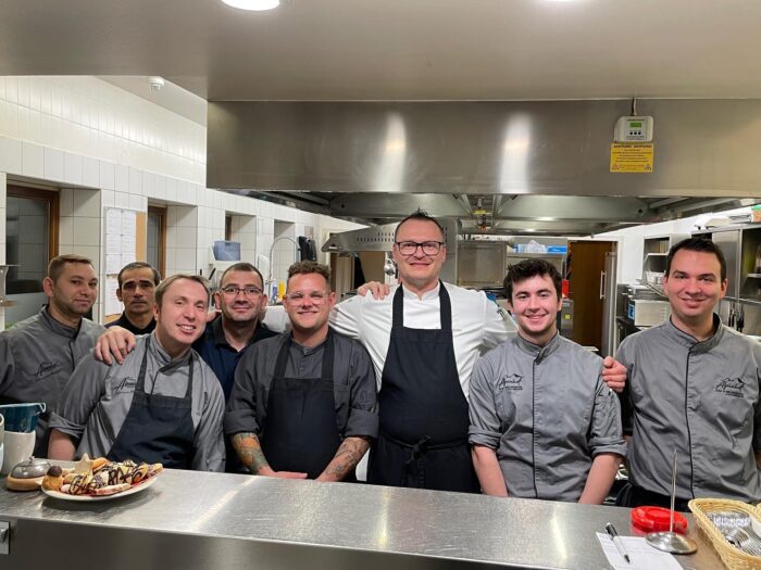 Jobs im Alpenhof 1 Kuechenbild