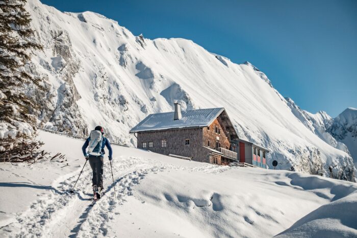 Das Carl von Stahl Haus ist eine wichtige Station entlang der Skitour Kleine Reibn. Von hier beginnt der Aufstieg zum Schneibstein.